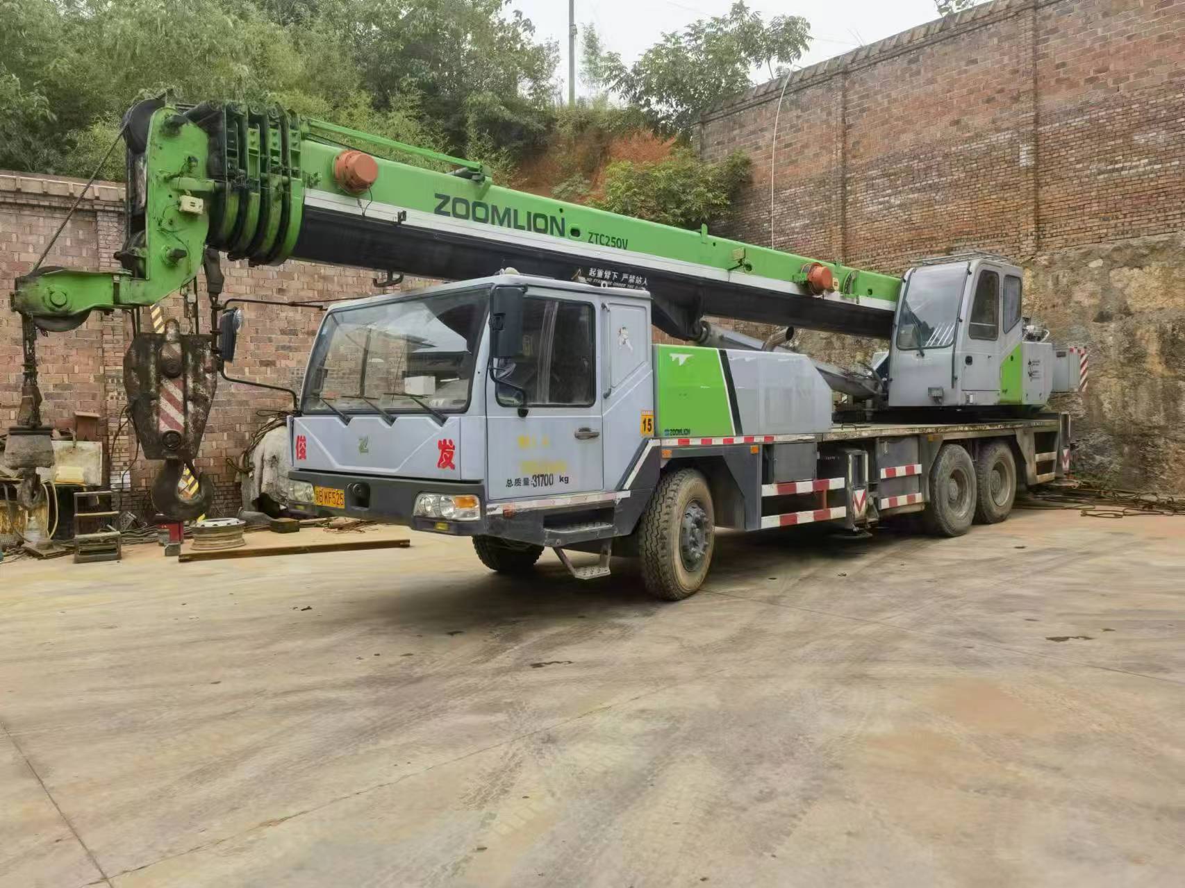 Used 2012 Zoomlion 25ton truck crane for sale